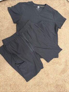 Healing Hands Men’s Scrub set/ V‑Neck Scrub Top and Drawstring Pants in Pewter.